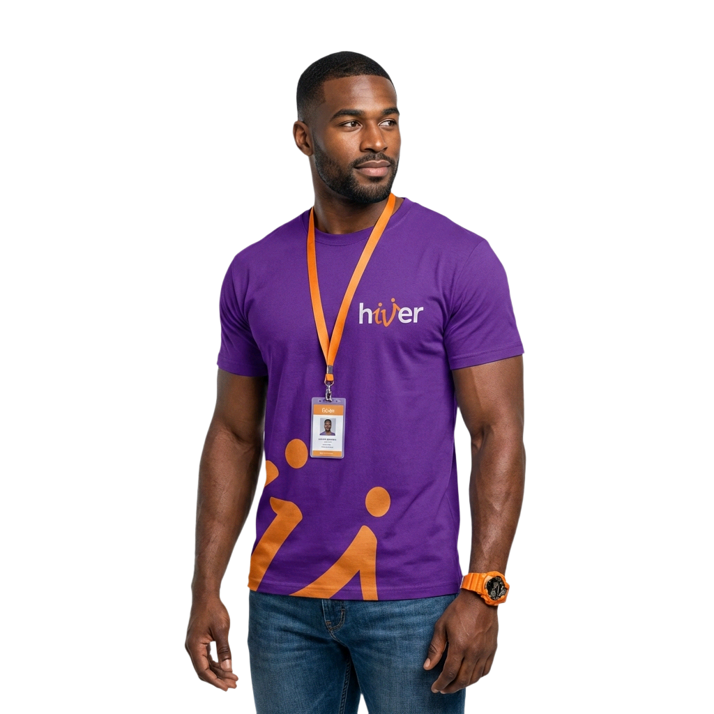 Hiver com camiseta roxa e crachá da Hive.AI